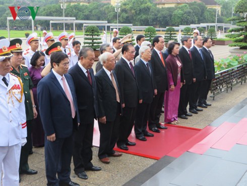 Party, State leaders pay tribute to President Ho Chi Minh - ảnh 1